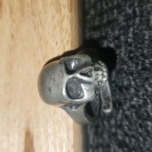 Martha Rotten small skull ring